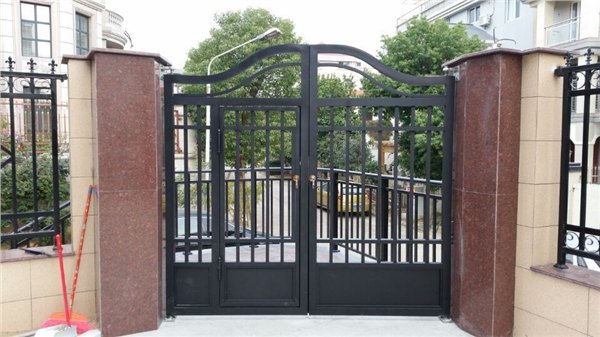 佰琦建材有限公司供应低价豪华实心大门【火热畅销】