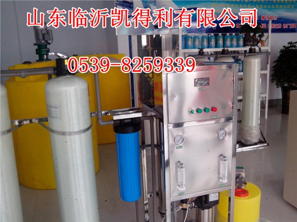 厂家直销汽车玻璃水生厂设备+灌装机设备及纯净水设