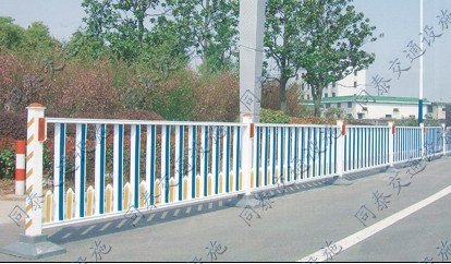 同泰提供政道路交通隔离栏，护栏，围栏，产品一流