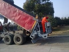 高性价车载式碎石撒布机供销：路面养护车