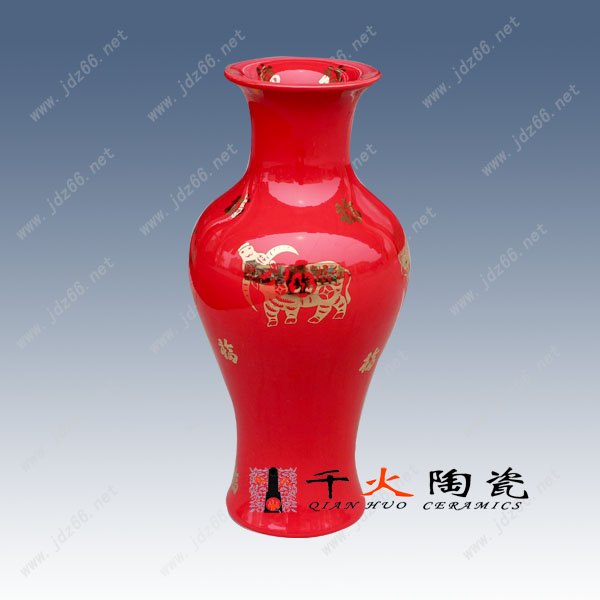 中国红花瓶图片，景德镇红釉陶瓷花瓶