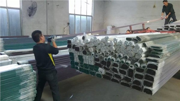 最诚信的金钢网纱窗：山东防盗纱窗型材厂家是你的不