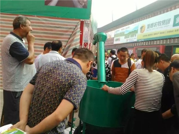 在哪容易买到新型的蛋鸡上料车_山东上料机