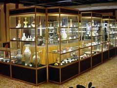 武汉皮具展柜，什么样的展柜好
