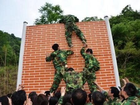 军事要地，进得】济南集结号军事拓展基地专业训练，