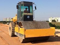 专业的海南工程机械出租公司是哪家：三亚压路机