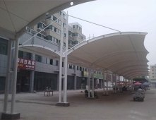 自行车棚模结构施工|内蒙古自行车棚模结构【高端设