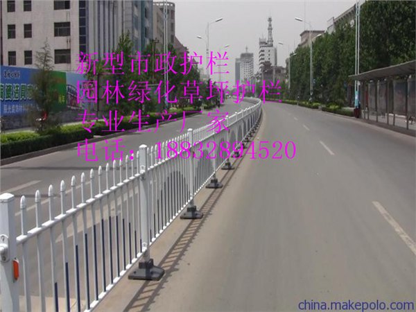 山东市政道路护栏厂家介绍锌钢制作的带广告牌隔离带栅栏