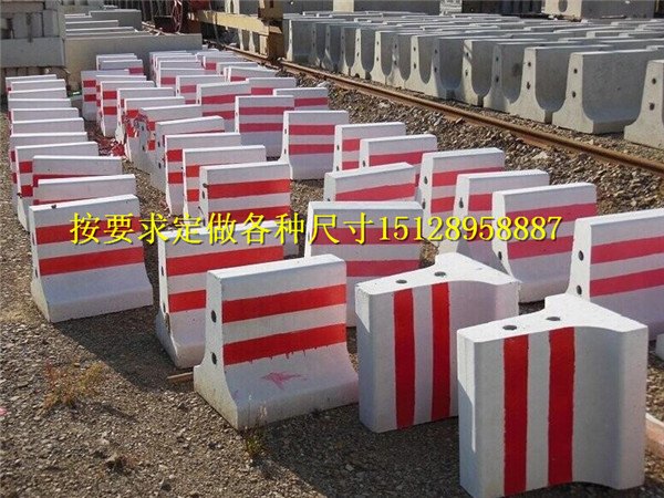 中央隔离墩钢模具，水泥隔离墩铁模具销售公司