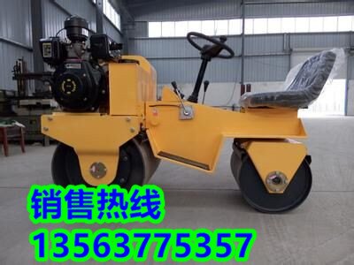厂家直接销售的小型座驾式震动压路机自行式震动碾子图片