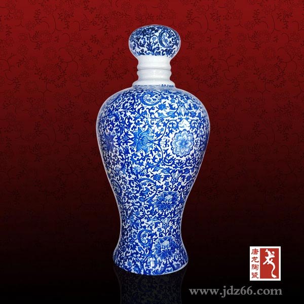 青花瓷酒瓶设计定做图案，定做青花瓷酒瓶厂家，陶瓷梅瓶