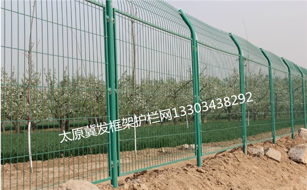 太原公路边框焊接网片山西框架护栏网阳泉公园绿色浸塑防护网