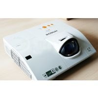 日立投影机HCP-Q2102600流明短焦机1341611790