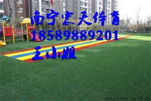 兴业人造草专业施工铺设，兴业假草材料便宜厂家
