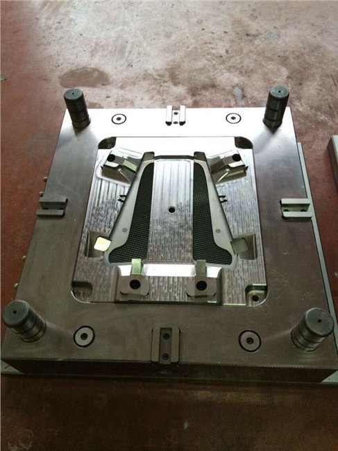 价格实惠供应各种汽车车灯模具