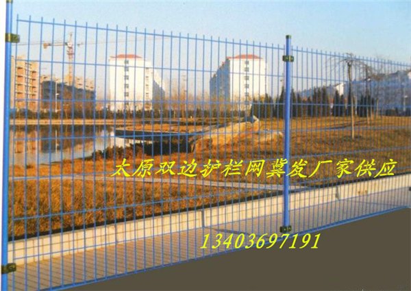 现货太原双边丝护栏网山西高速公路铁丝网大同圆柱防护网