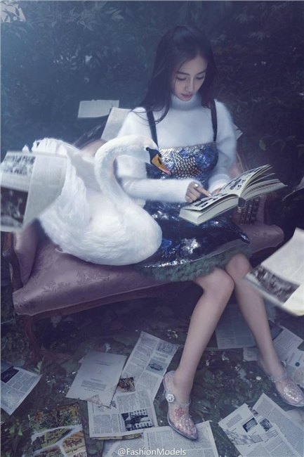 Angelababy公主登场头戴王冠手握红苹果