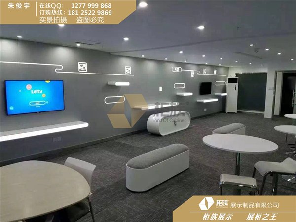 新款乐视手机柜台，新款乐视生态体验店展示