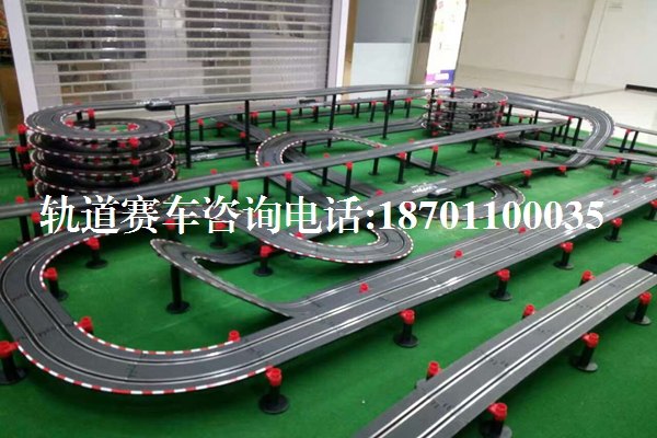 爸爸带孩子一起奔跑玩轨道赛车