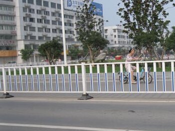 锌钢道路护栏网生产厂家 市政移动护栏网价格