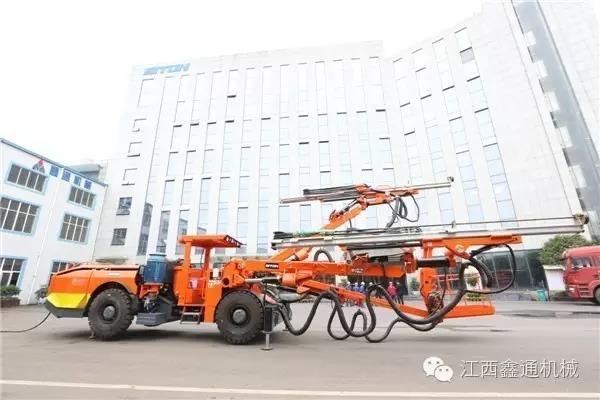 西部中大集团引进鑫通双臂带吊篮凿岩台车 助力公路、隧道建设