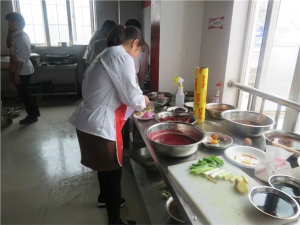 昆明哪里可以学厨师昆明顶正手把手教炒菜川菜滇菜