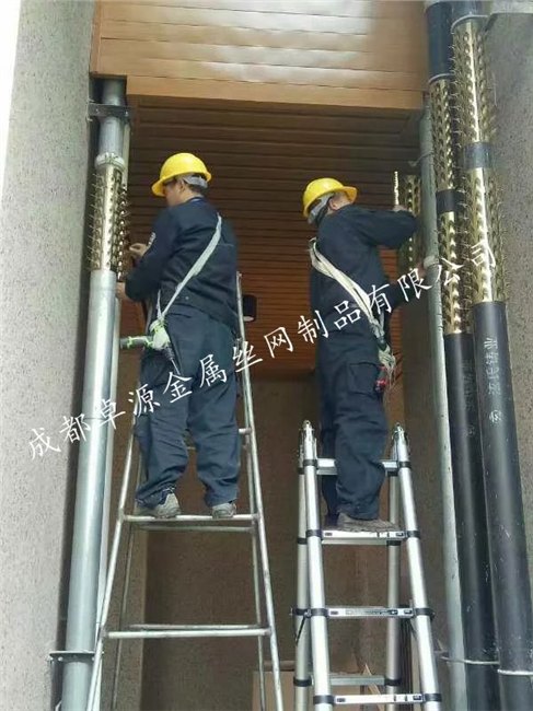 年底将近,安装管道防爬刺保障居家安全
