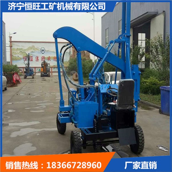 2017新型四轮打桩机  公路护栏抢修机   小型路拦打桩机