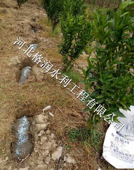 小管出流+滴头+施肥罐=西充县青狮果树滴灌