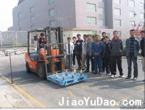 上海嘉定区叉车培训办理叉车证行车 挖机起重机证