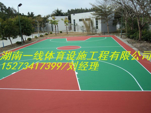 株洲专业塑胶篮球场铺设，株洲篮球场地坪施工价格湖南一线体育设施工程有限