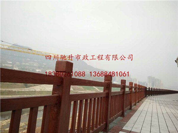 四川德阳什邡地区驰升牌仿木栏杆 水泥仿树皮护栏