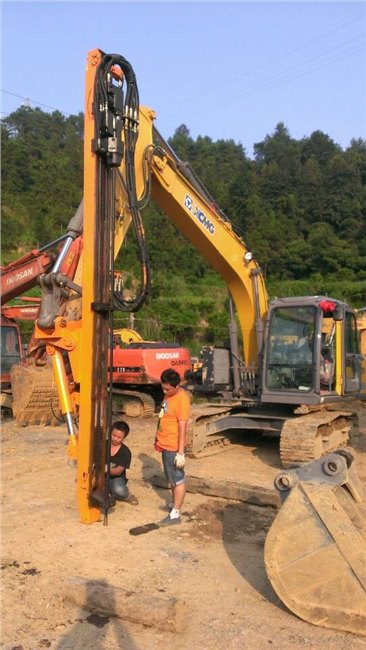 挖掘机改装液压钻机钻孔快效率高