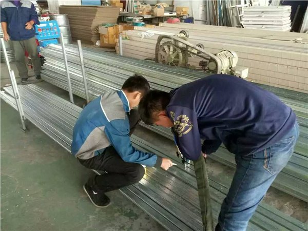 供应铝型材聚氨酯发泡机吉林防盗门聚氨酯灌注机全铝门铝木门卷帘门