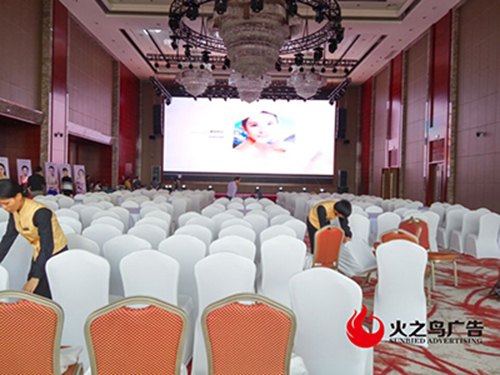 南宁桌椅出租公司哪家好?南宁拱门出租公司哪家好?租货xuan金牌火之鸟