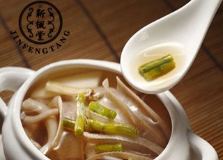 东营铁皮石斛具有组阴润肺，补肾养胃，宁神安心等功效