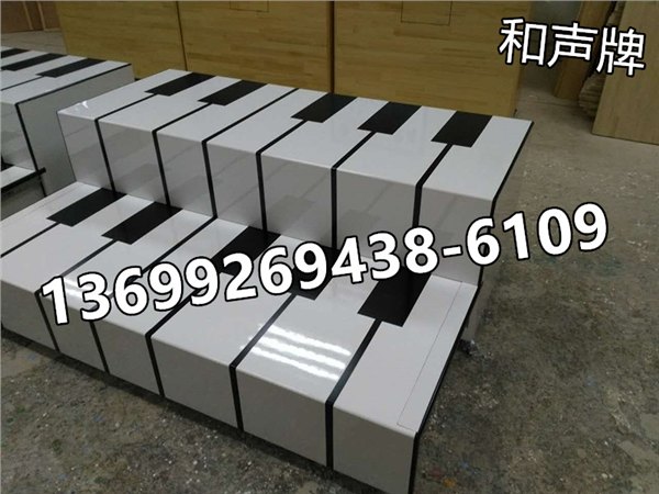 5、移动伸缩木质合唱台  钢琴键盘烤漆伸缩合唱台 实木樟子松合唱台