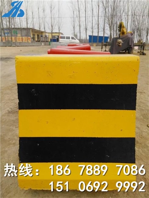 山东滨州停车场路口专业水泥墩 道路护栏 防撞墩 混凝土隔离墩