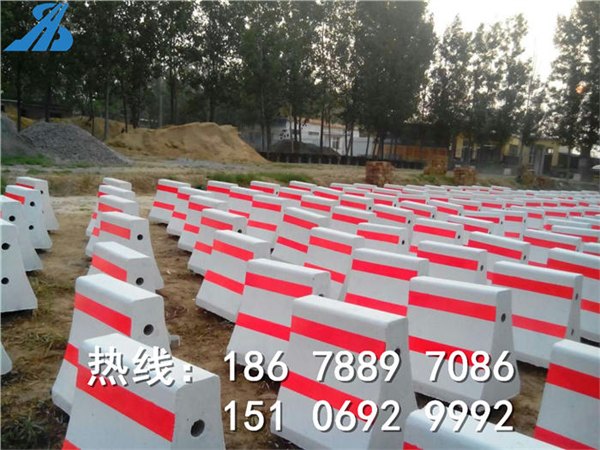 山东莱州水泥防撞墩 交通水泥墩 交通隔离墩 交通分道水泥墩