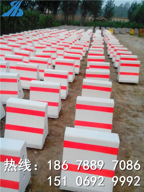 通州防撞隔离墩 道路水泥隔离墩 混凝土隔离墩 防撞设施