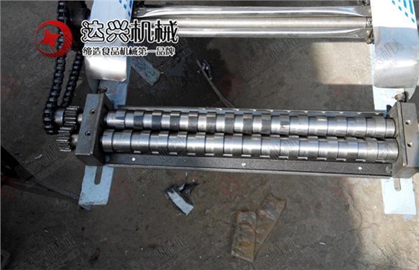 多功能凉皮河粉机促销价 厂家直销的凉皮机器