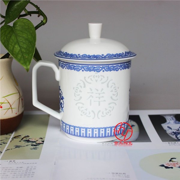 青花瓷茶杯图片，景德镇青花玲珑茶杯