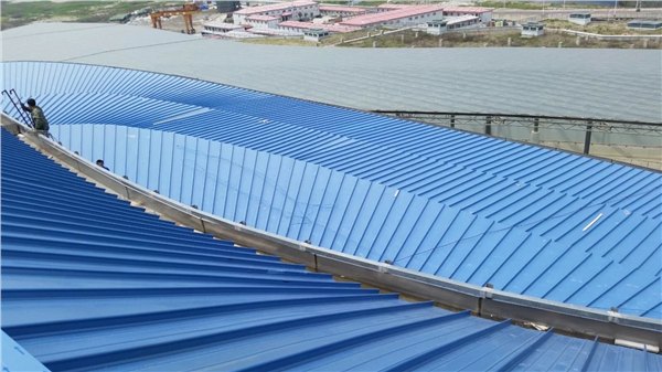 供应西宁0.9mm铝镁锰板YX65-430型铝镁锰合金屋面板